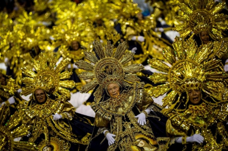 Карнавалът в Рио започна, хиляди туристи напълниха града
